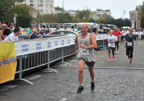 Tíz kilométer bakancsban vagy sportcipőben